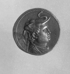 टॉलेमी I (367BC- 283BC) द्वारा अंकित सिक्का सिकंदर महान (356BC- 323BC) को हाथी की टोपी और एक राम की सींग (चांदी) दिखाते हुए